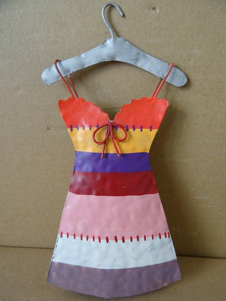 Curiosités art populaire robe en métal sur cintre 19cm 1980, Enlèvement ou Envoi