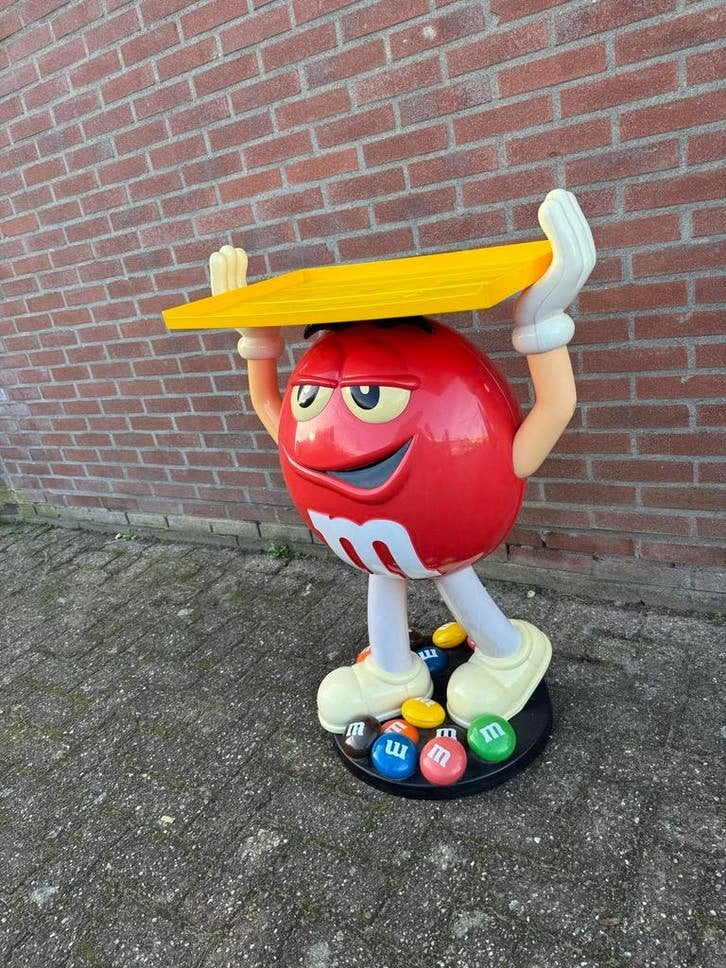 Grote M&M's display figuur - Rood met dienblad