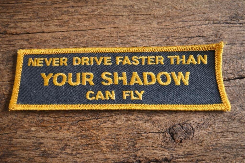 Embleem – Never Drive Faster Than Your Shadow Can Fly – Patc, Motoren, Verzenden, Nieuw