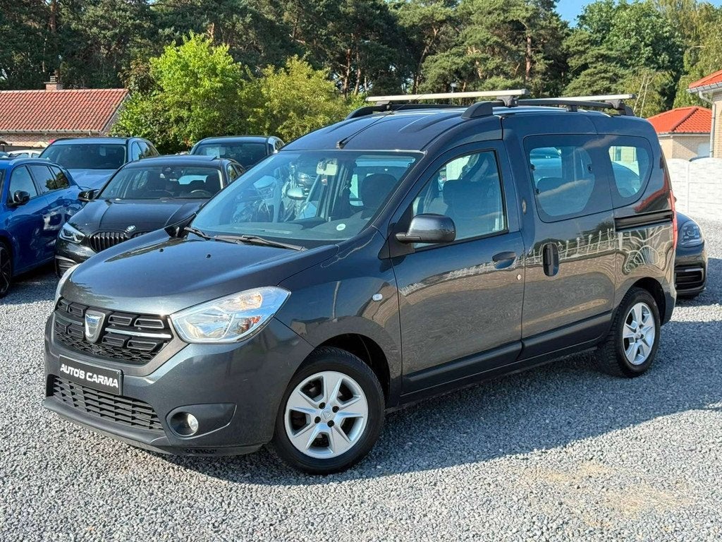 Dacia Dokker 1.6i Benzine Navi CruiseC Airco ParkeerS Eco, Gebruikt, Zwart, 4 cilinders, Bedrijf
