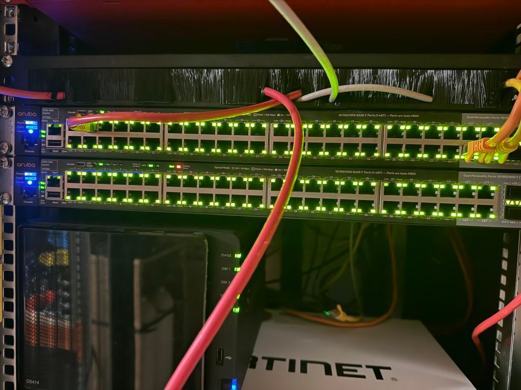 2 Aruba 2920-48G met stacking module, Computers en Software, Netwerk switches, Ophalen, Gebruikt