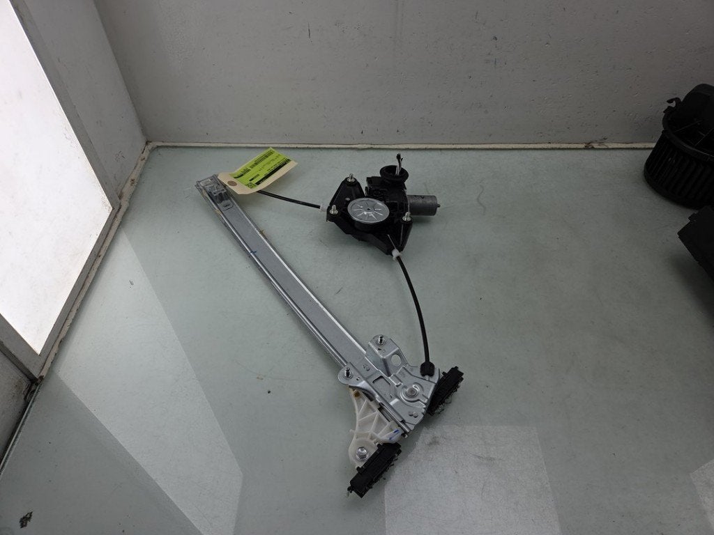 VITRE MECANISME AVANT DROIT Toyota Yaris Cross (PB1 / PJ1), Kundenbetreuung@toyota.de, Toyota, Utilisé, Toyota-Allee 2
50858  Köln, DE