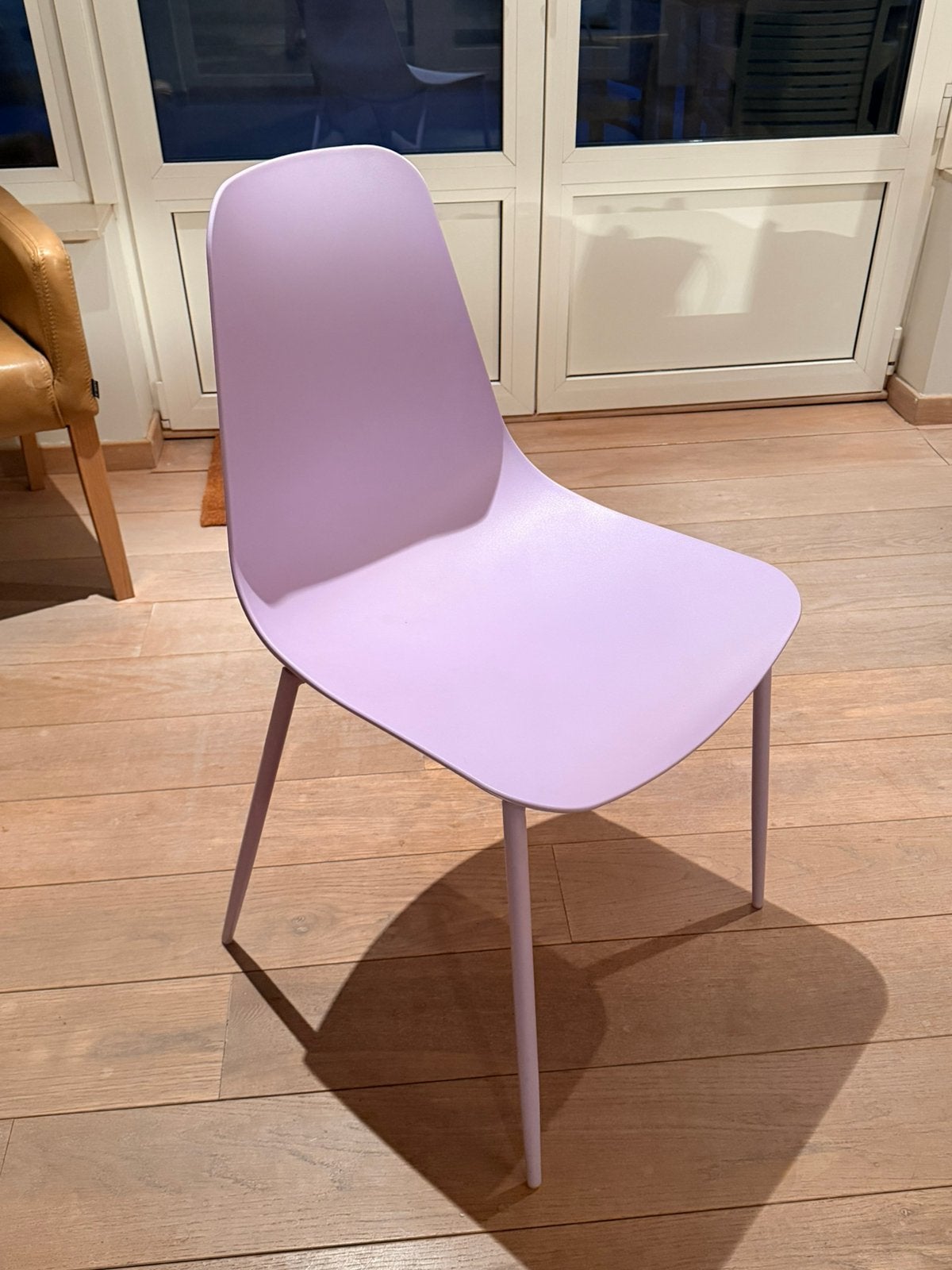 4 paarse stoelen, Ophalen