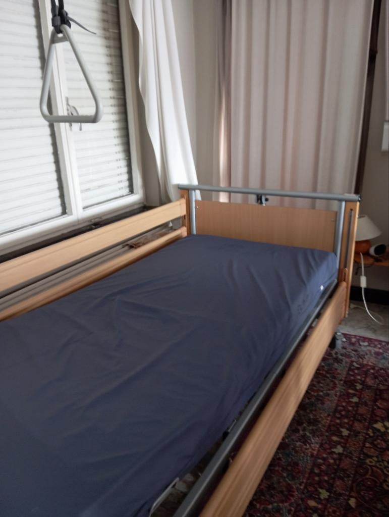 Elektrisch medisch bed met matras en papegaai, Huis en Inrichting, Slaapkamer | Bedden, Ophalen, Blauw, Hout