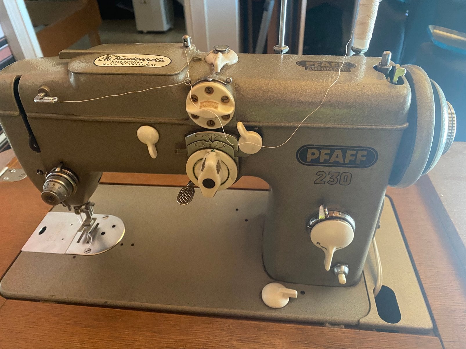 Pfaff 230, naaimachine met meubel, Antiquités & Art, Antiquités | Machines à coudre, Enlèvement