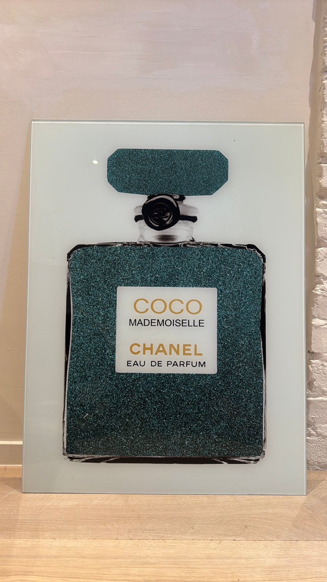 Kader glas coco mademoiselle, Enlèvement