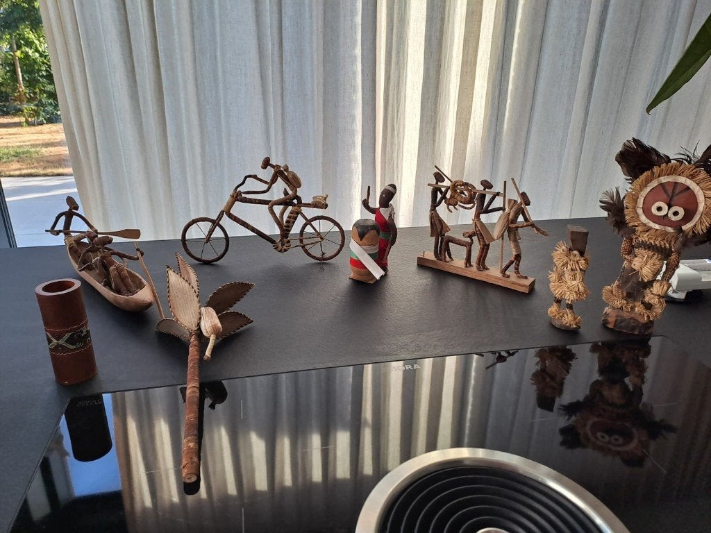Lot Afrikaanse souvenirs en handgemaakte decoratie, Ophalen, Hout