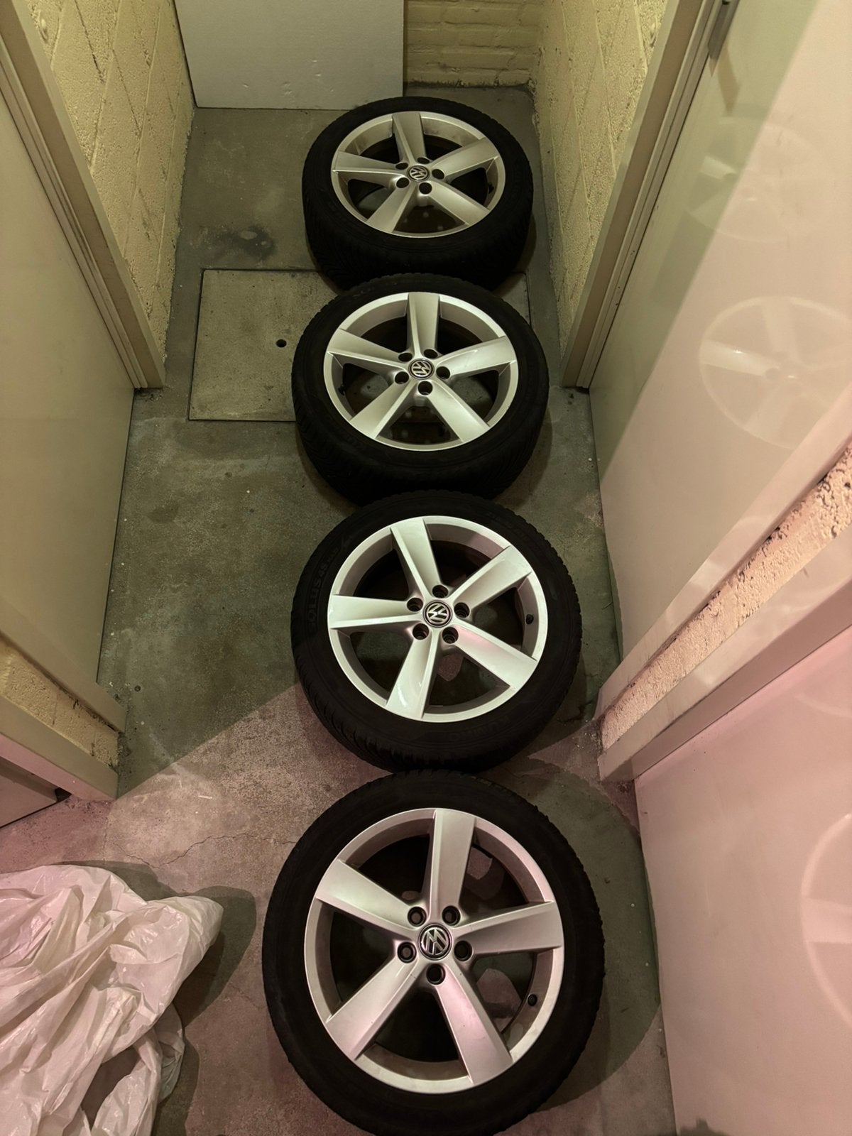 Vw velgen 16 inch met winterbanden, Ophalen, 215 mm, 16 inch, Winterbanden