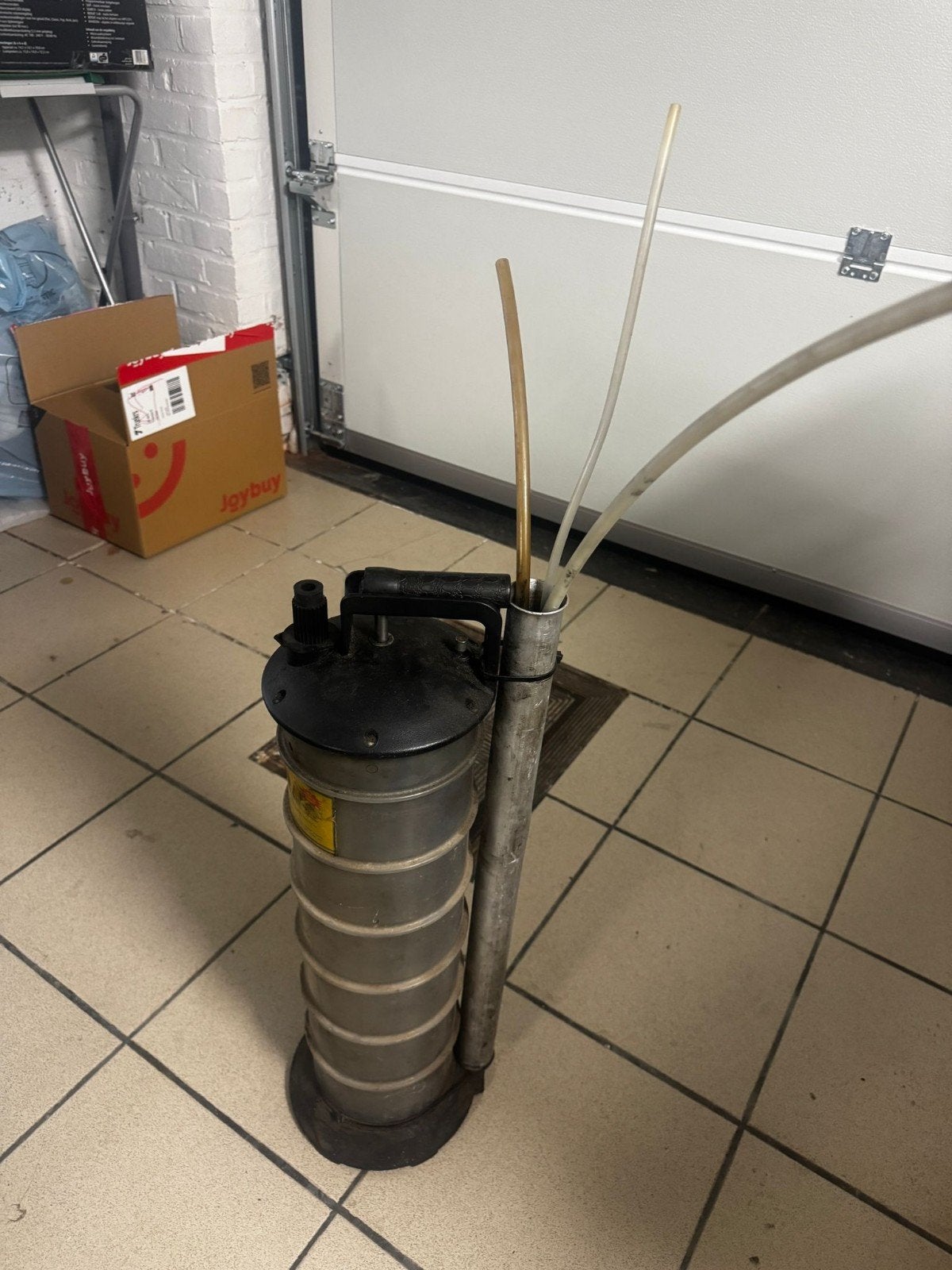 Vacuum pomp zuig u olie op, Ophalen, Zo goed als nieuw