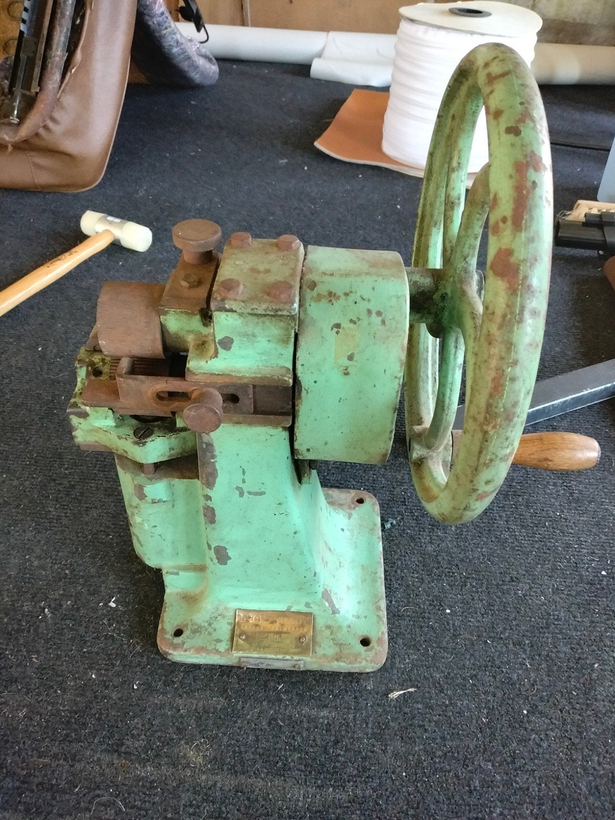 Handmatige schalmmachine voor tuigleder, Ophalen
