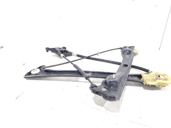 Mécanique vitre 4portes avant gauche d'un Skoda Rapid, Autos : Pièces & Accessoires, Vitres & Accessoires, -, 3 mois de garantie