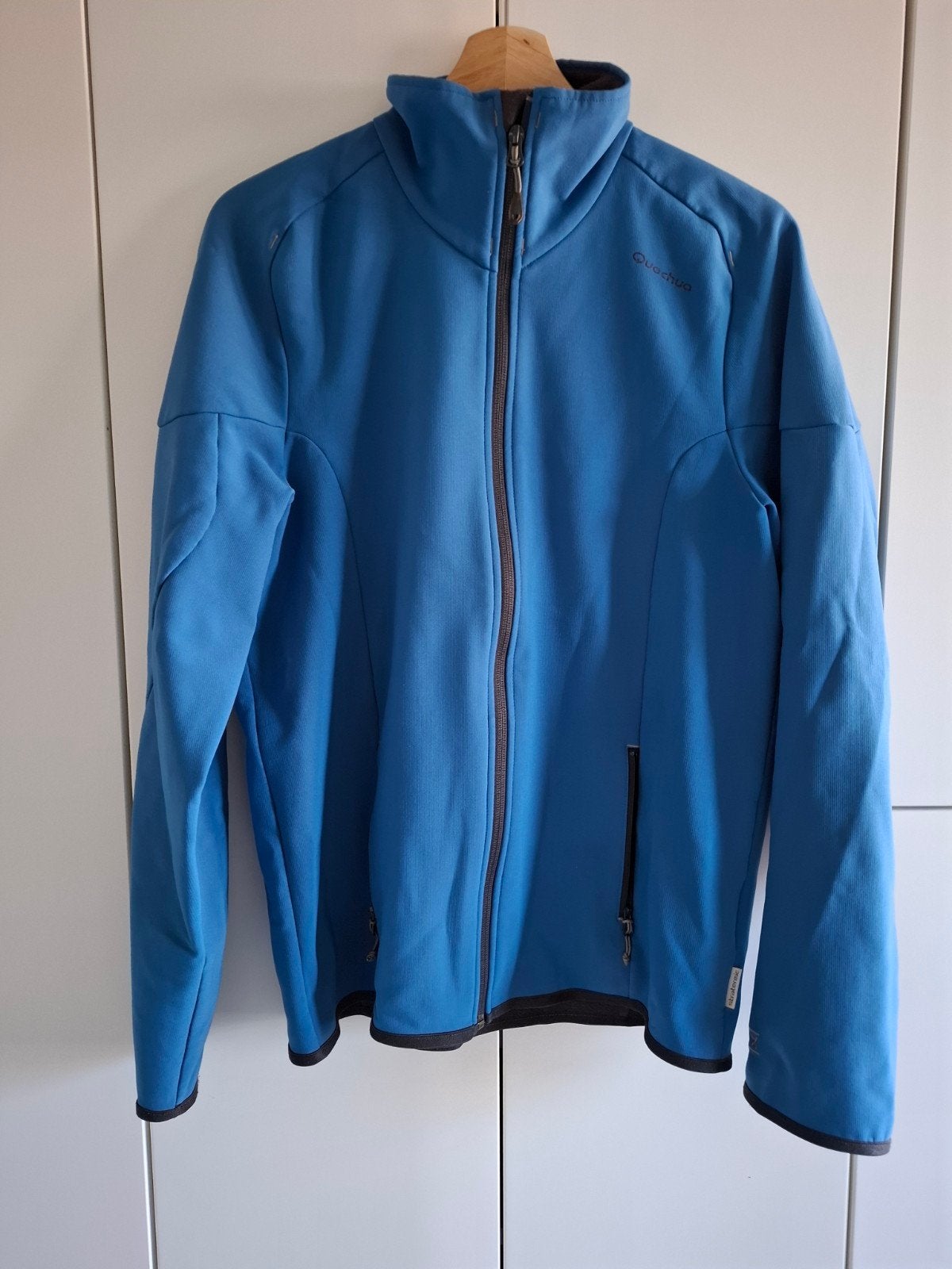 mooie blauwe windstopper Quechua maat M, Kleding | Heren, Jassen | Zomer, Zo goed als nieuw, Ophalen, Quechua, Maat 48/50 (M)