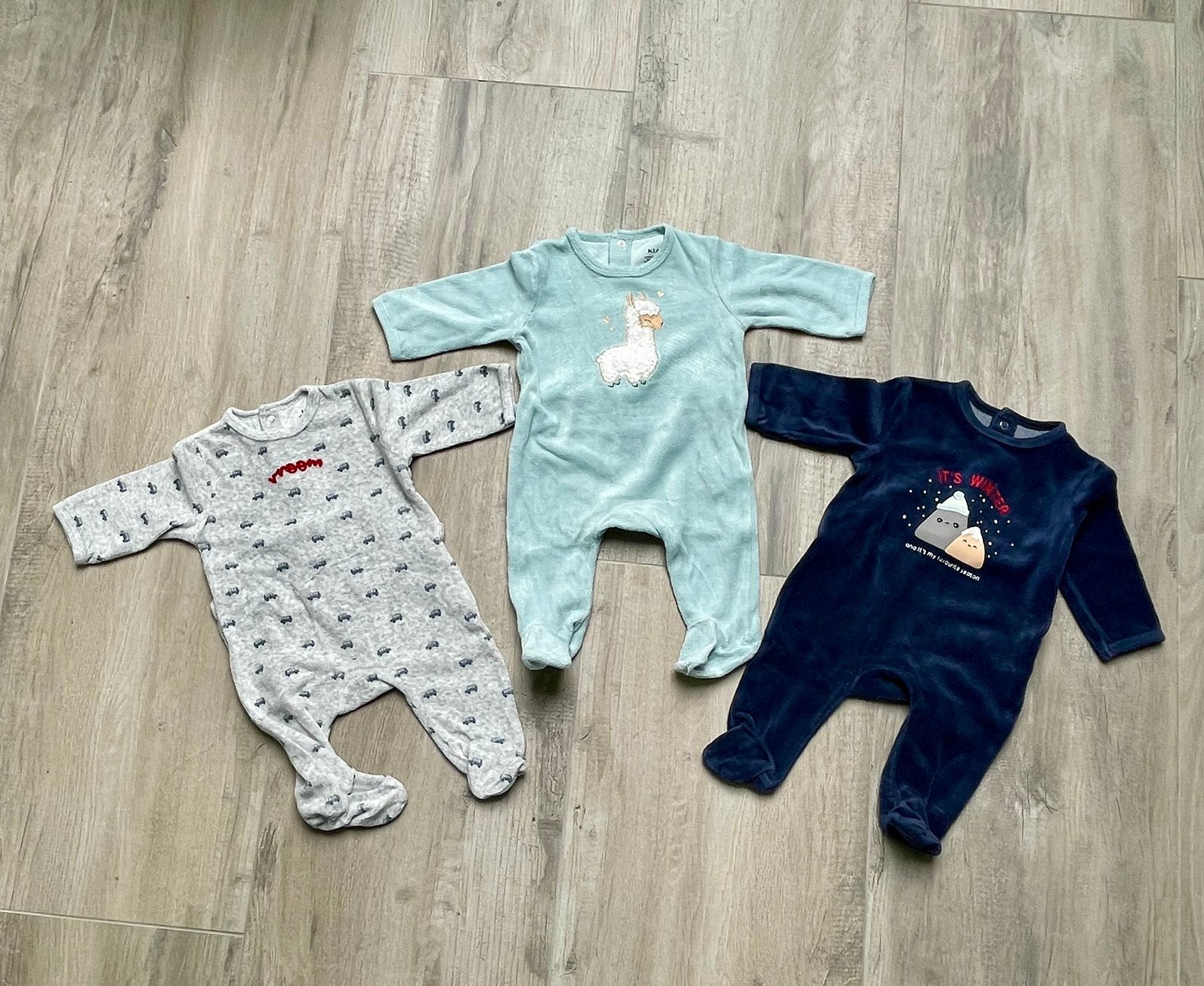 Lot 3 pyjamas Kiabi, Enfants & Bébés, Enlèvement ou Envoi, Comme neuf, Garçon ou Fille, Vêtements de nuit ou Sous-vêtements