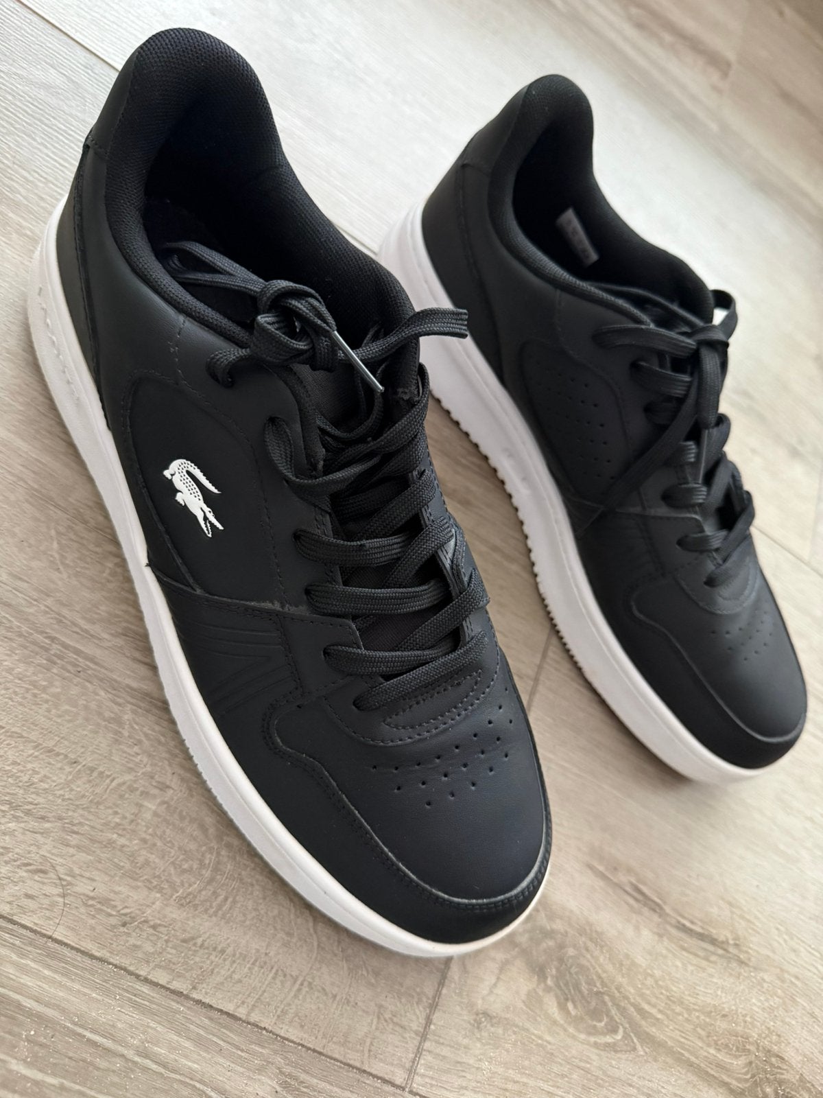 Lacoste L001 Sneakers Zwart/Wit Maat 46 – 1x gedragen, Ophalen, Zwart, Zo goed als nieuw, Sneakers