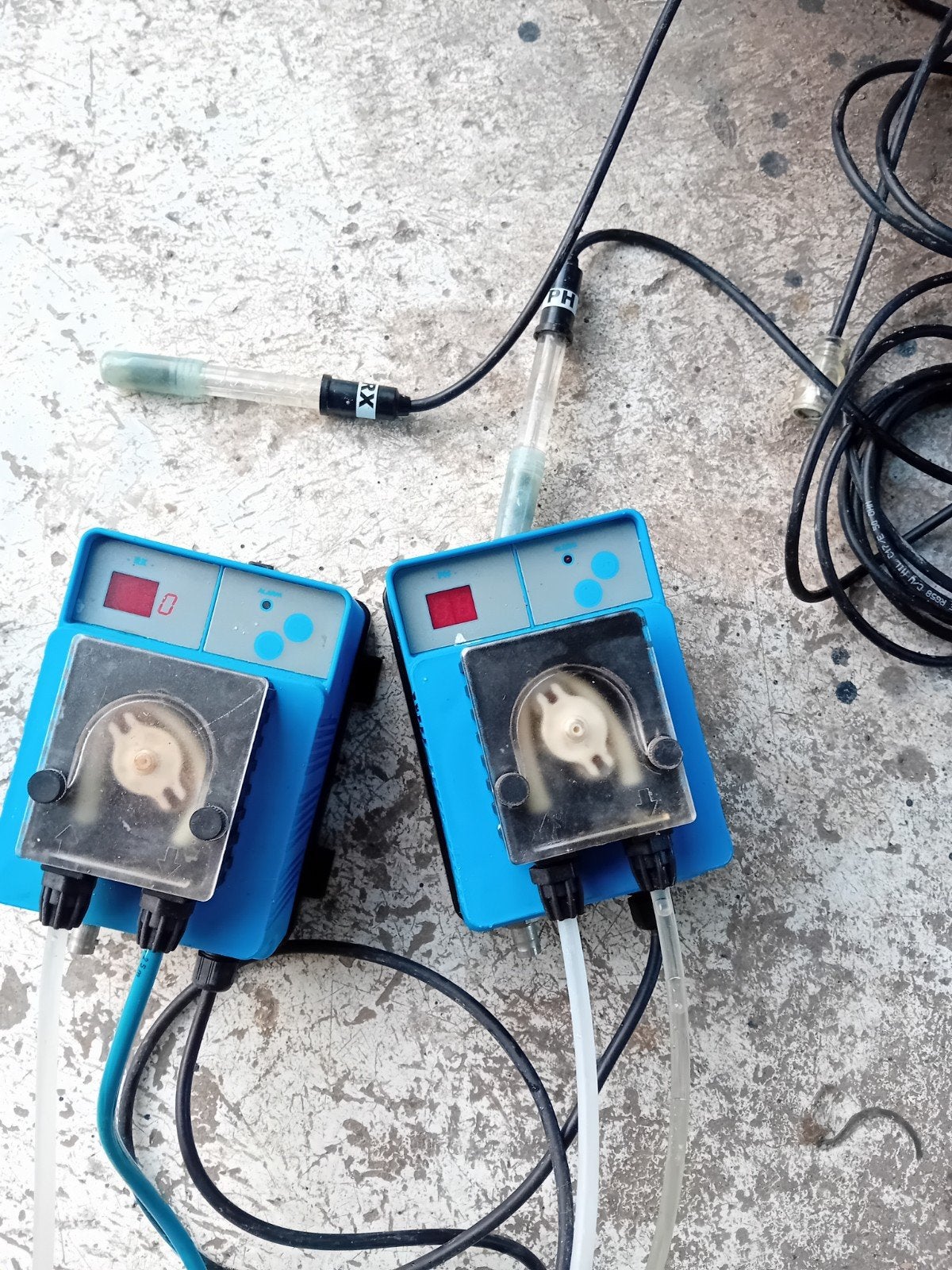 2 pompes à tuyau pour piscine. chlore et pH., Enlèvement