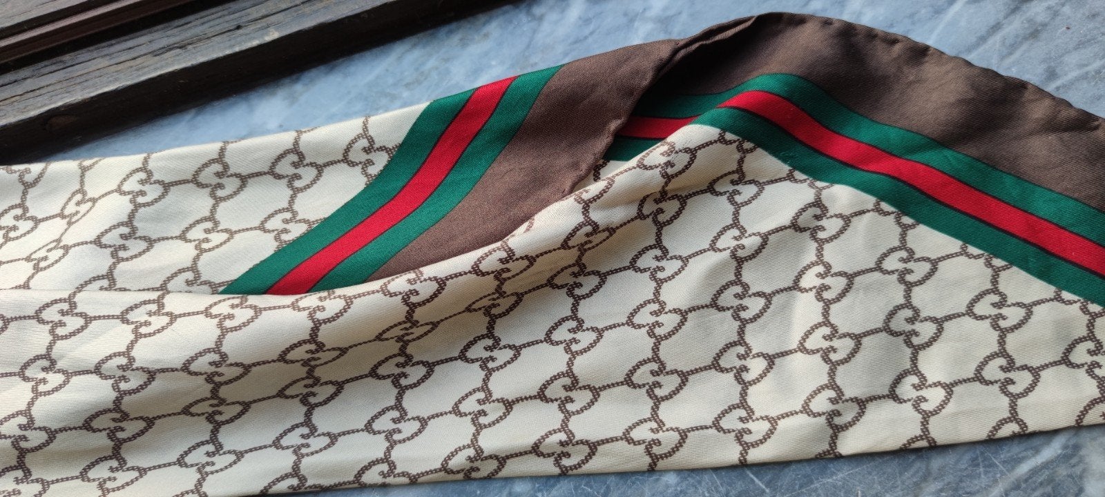 Authentieke, elegante Gucci zijden sjaal met groot monogram., Kleding | Dames, Mutsen, Sjaals en Handschoenen, Ophalen of Verzenden