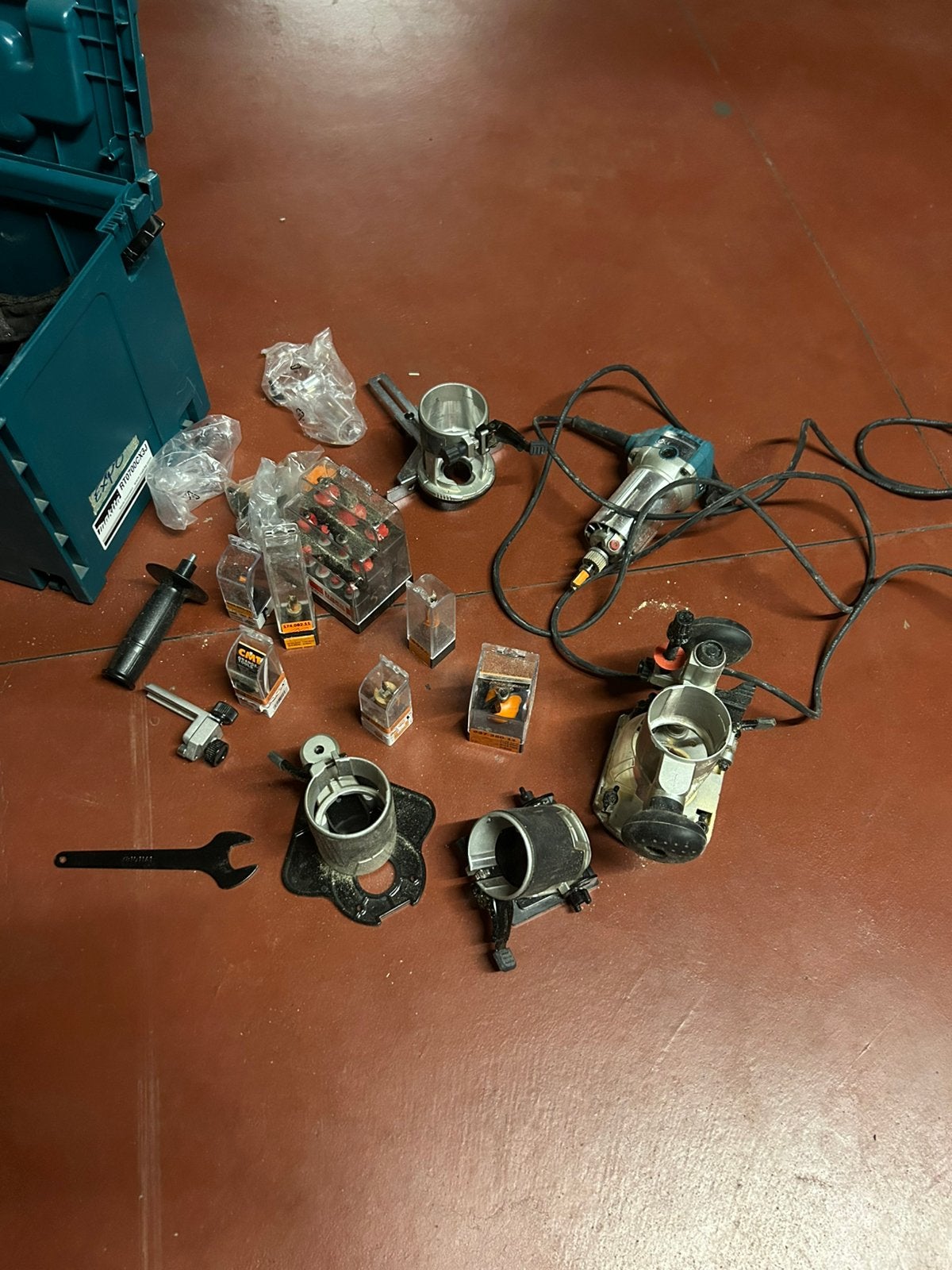 Makita bovenfrees + accessoires/freeskoppen/frezen, Ophalen, Zo goed als nieuw, Bovenfrees