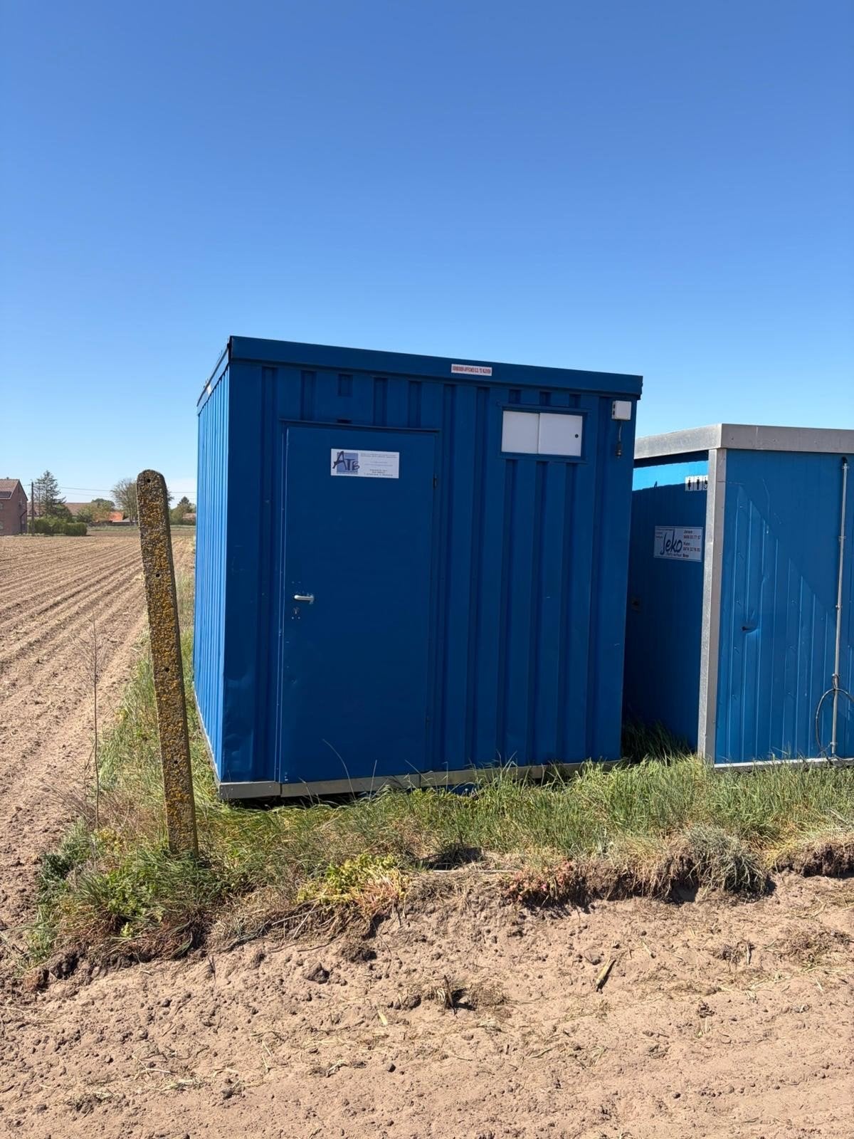 Wc container, toilet unit met heftruck verplaats, Ophalen