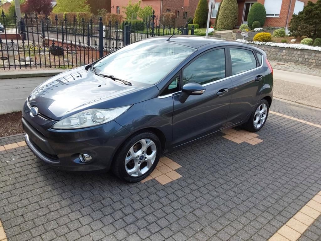 Ford fiesta 5 deurs benzine met trekhaak, Voorwielaandrijving, Stof, Particulier, Fiësta