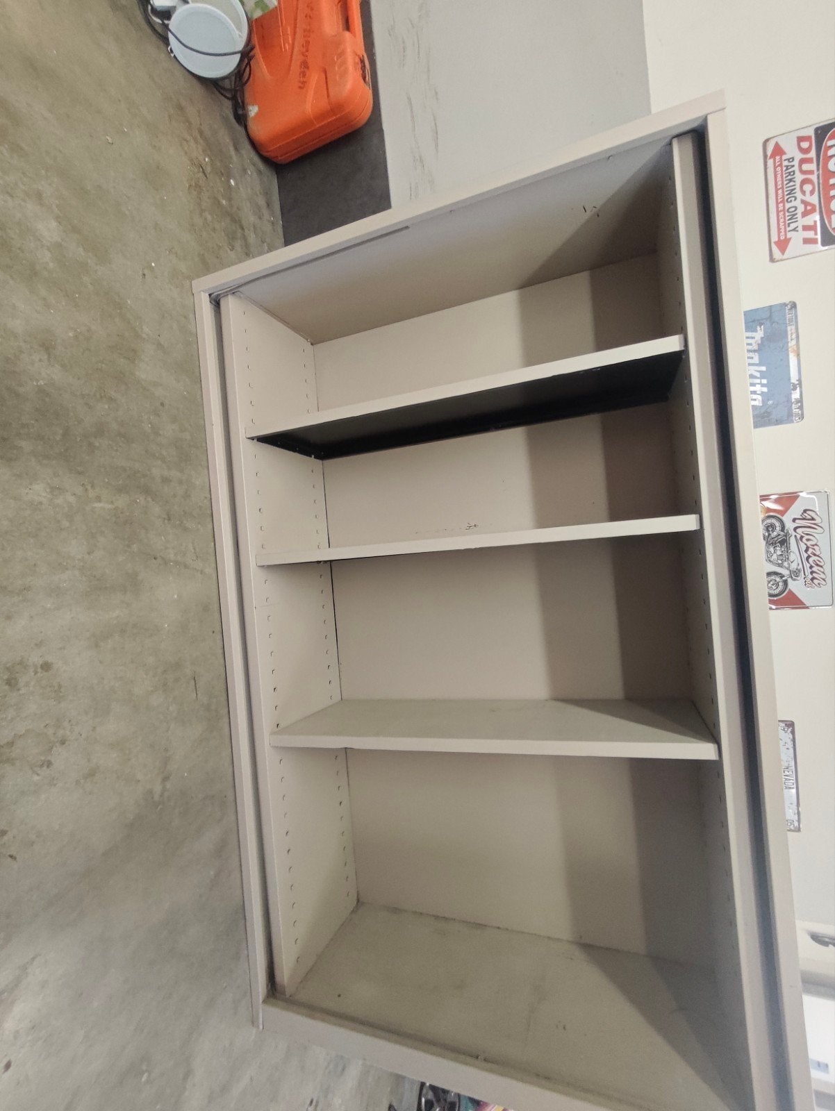 Gratis metalen kast, Enlèvement