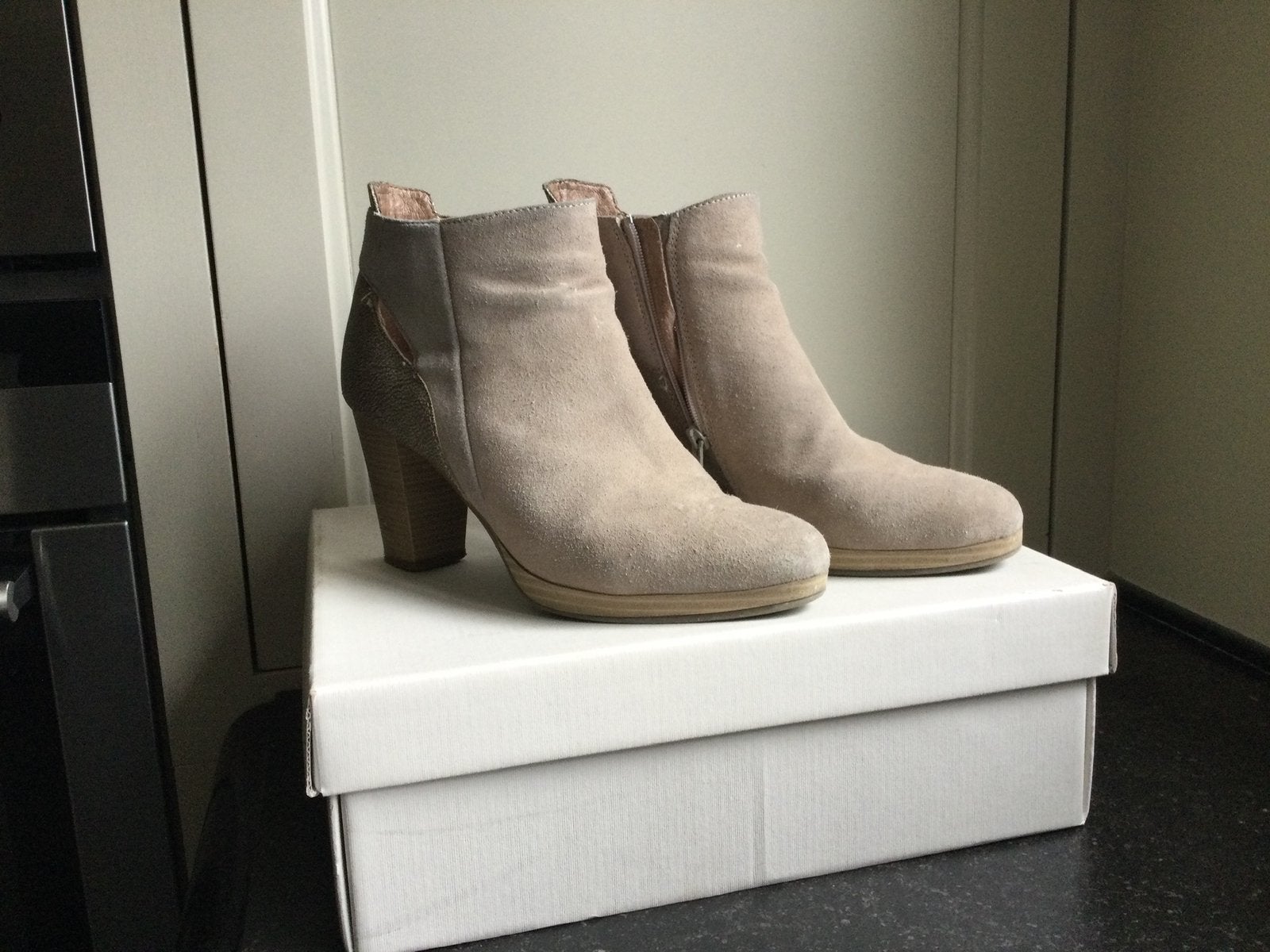 Enkellaarsjes Carmens 39, Kleding | Dames, Beige, Lage of Enkellaarzen, Ophalen of Verzenden, Gedragen