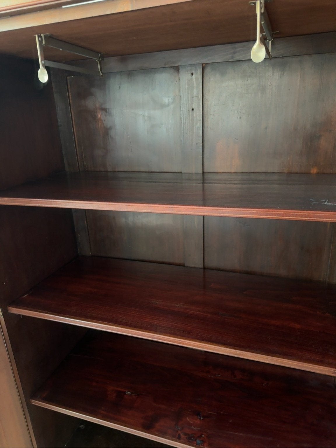 armoire ancienne en acajou avec portes à panneaux et serrure, Enlèvement