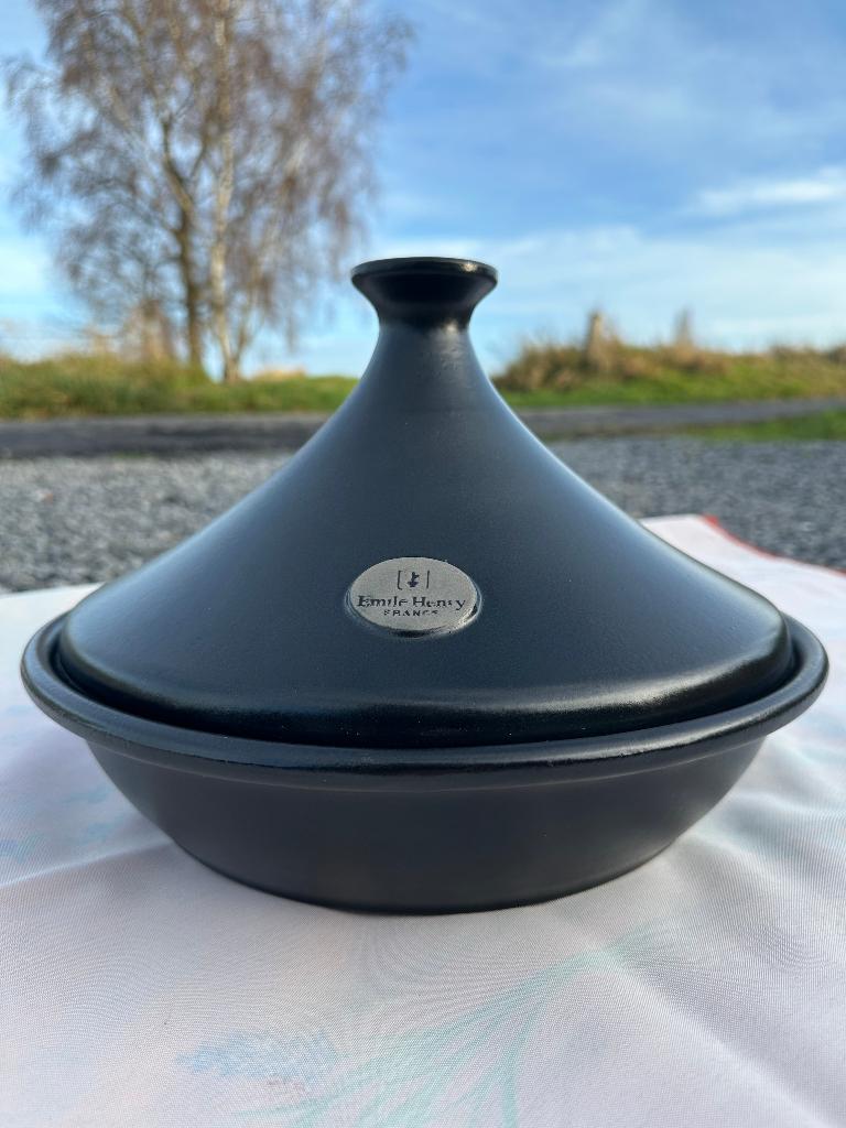 Tajine Émile Henry France 32 cm – Noir mat - NEUF !, Maison & Meubles, Cuisine | Vaisselle, Enlèvement ou Envoi, Comme neuf, Céramique