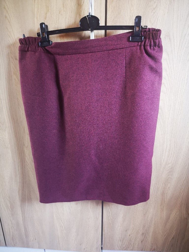 Jupe bordeau doublée taille XL, Vêtements | Femmes, Jupes, Enlèvement ou Envoi