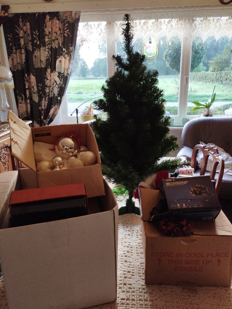 Kerstboom met verlichting en -decoratie + kerststalfiguren, Ophalen, Gebruikt