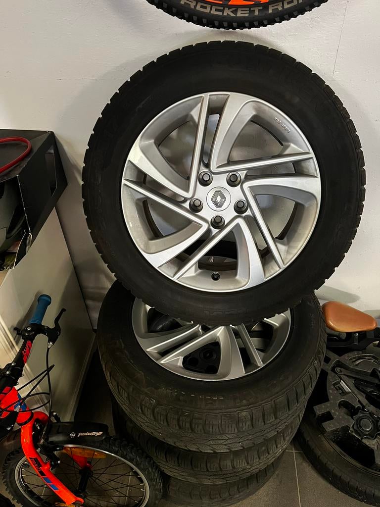 Origineel Renault captur velgen met winterbanden, 215/60 R17, Autos : Pièces & Accessoires, Pneus & Jantes, Enlèvement, Pneus hiver