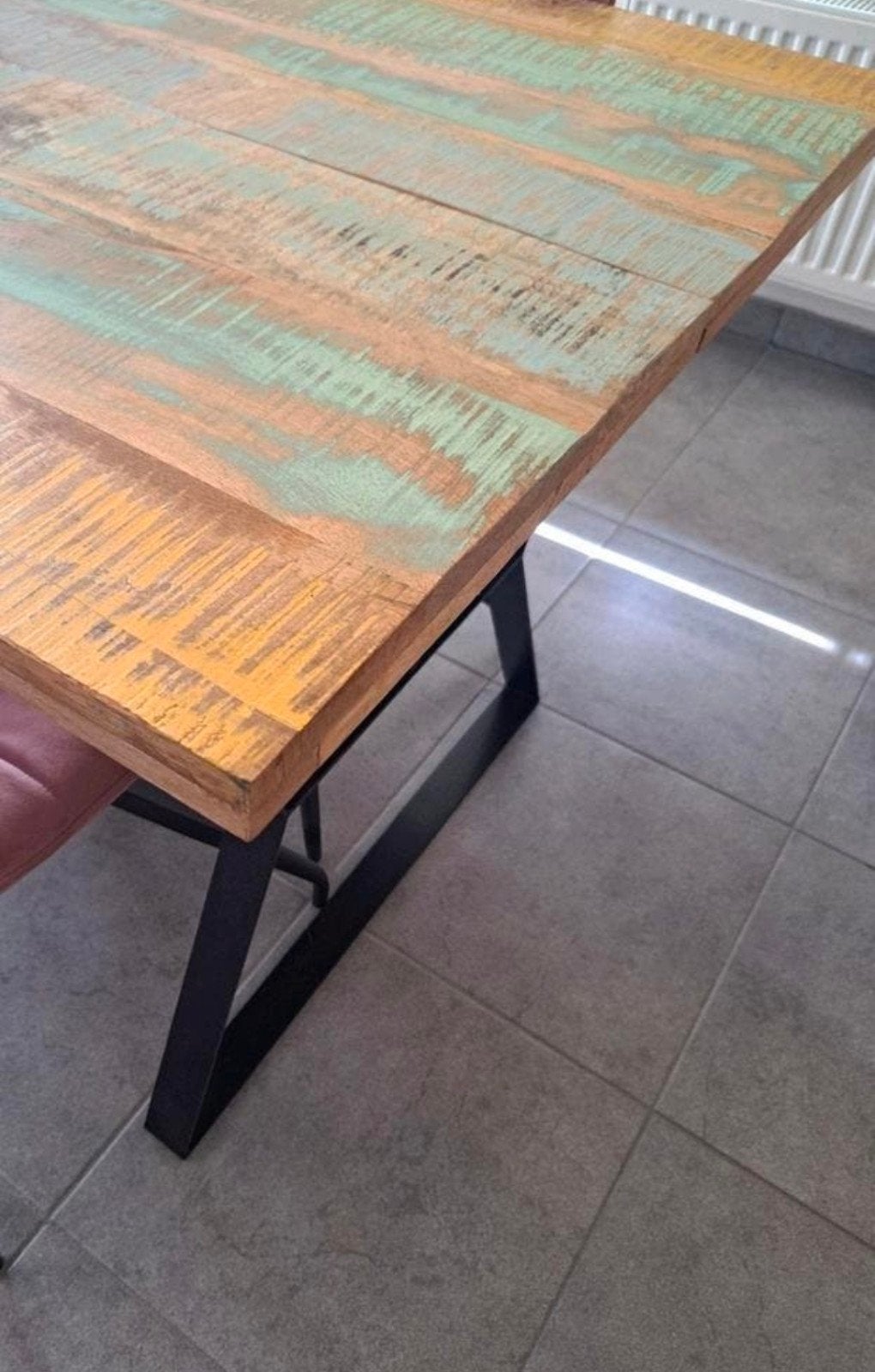 gekleurde eettafel, Enlèvement