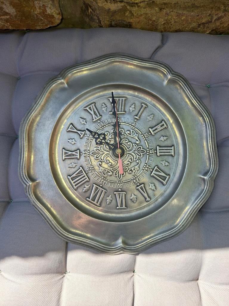 Ancienne horloge en étain