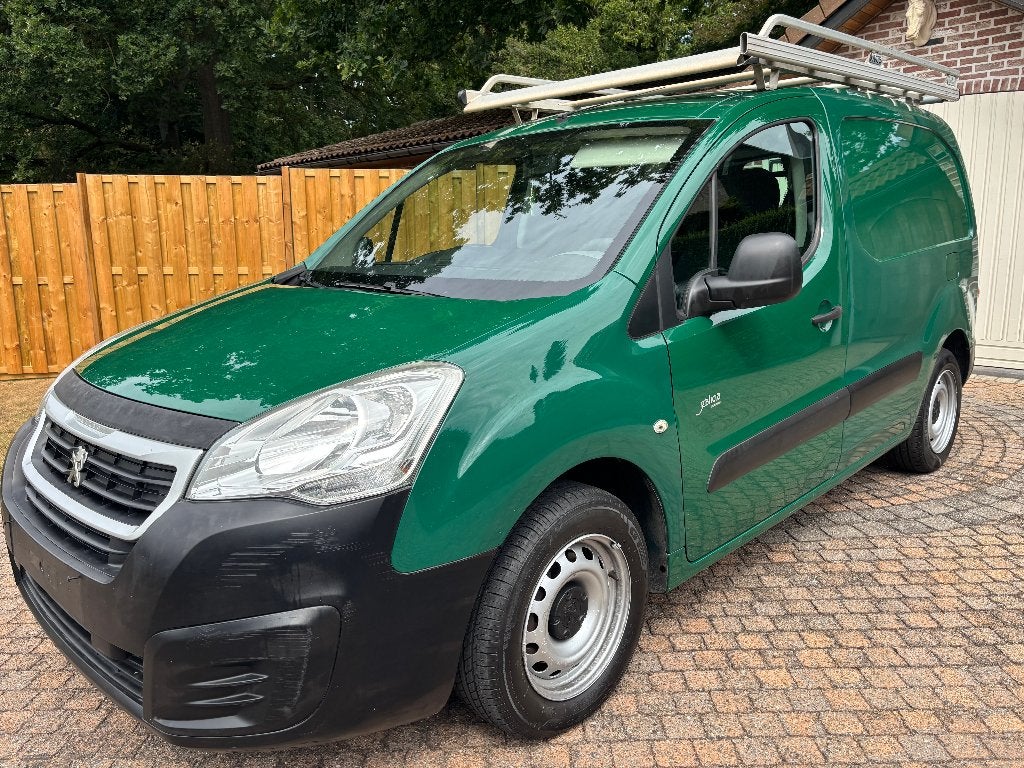 Peugeot Partner met dakrails en trekhaak * heel goede staat!, Auto's, Bestelwagens en Lichte vracht, Voorwielaandrijving, Stof