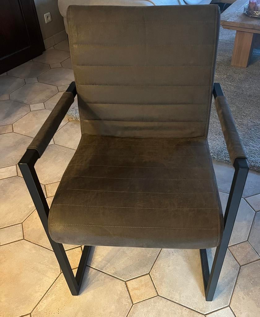 4 degelijke stoelen, Ophalen, Zo goed als nieuw