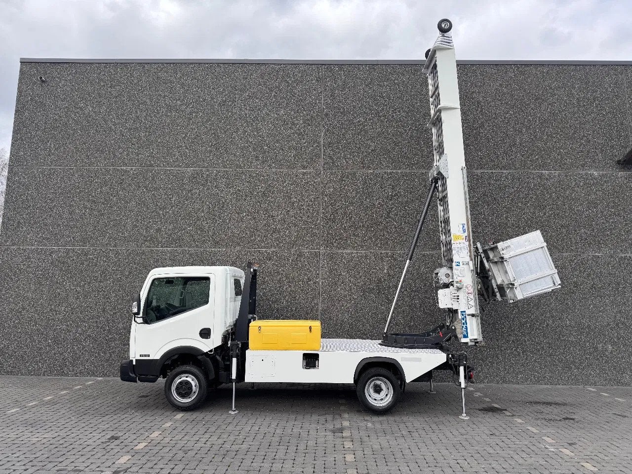 Nissan Cabstar NT400 Bocker HL27/1-6LH 1700HRS ! (bj 2016), Auto's, 90 kW, 122 pk, Gebruikt, 2487 cc