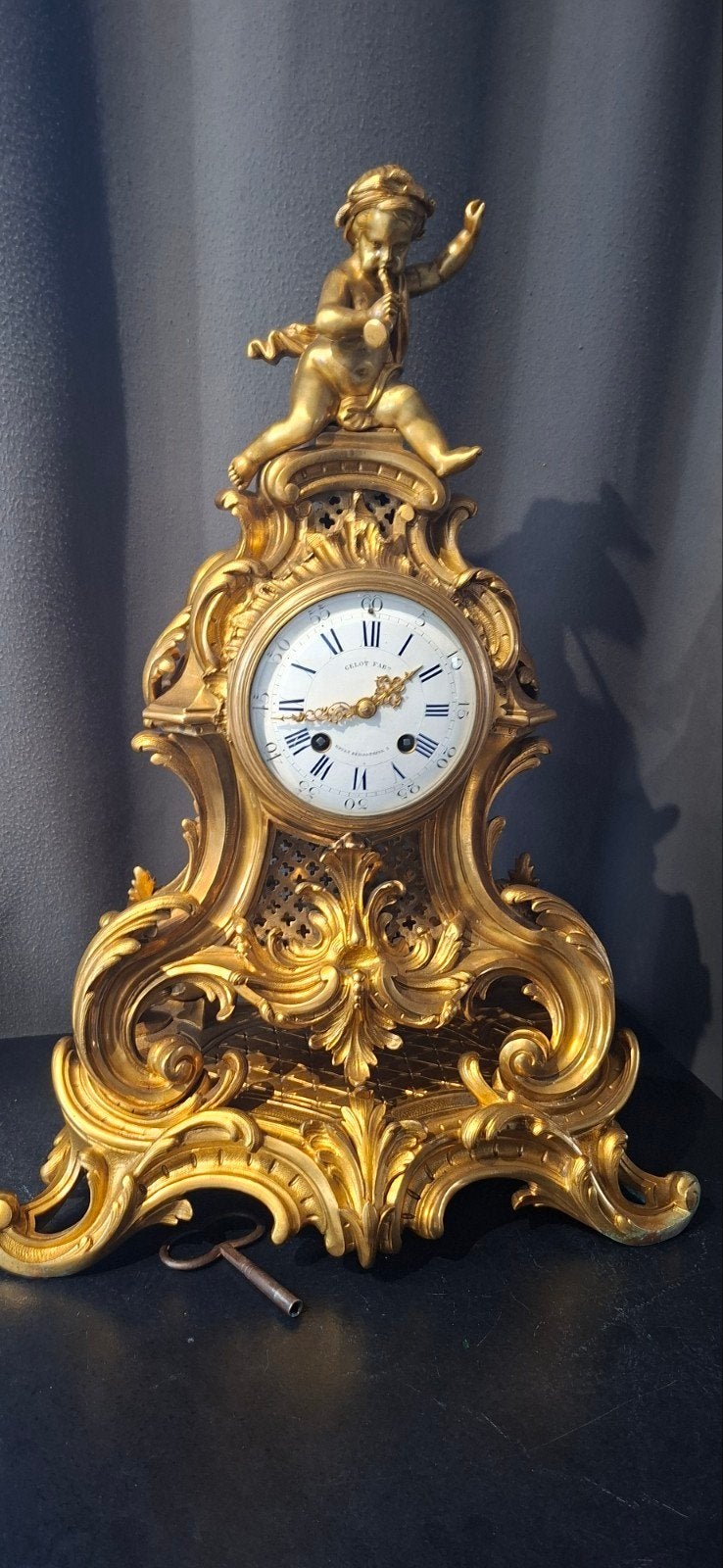 Très grande horloge en bronze en feu doré de 57 cm de haut e, Enlèvement ou Envoi