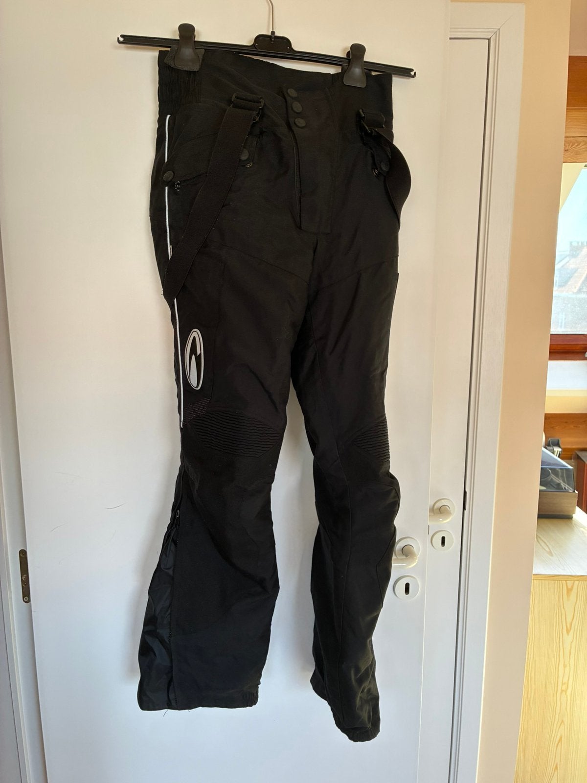 Pantalon de moto, Enlèvement