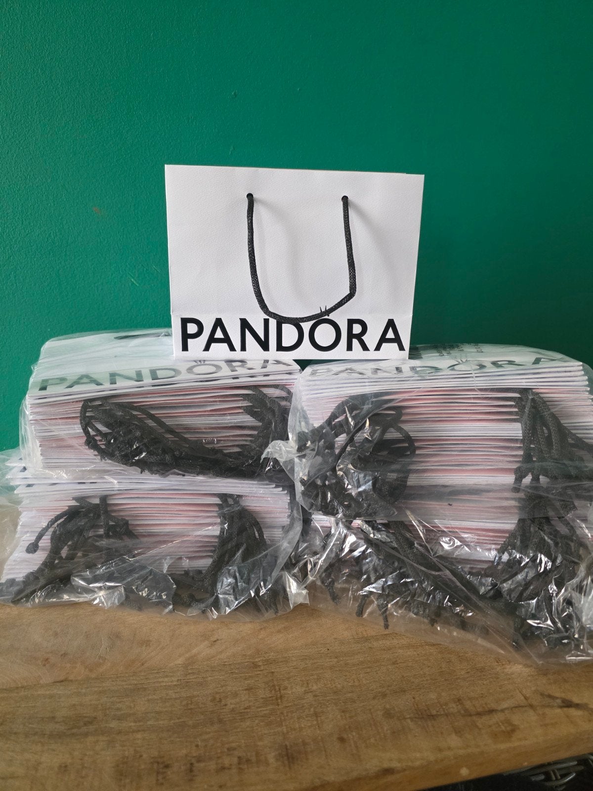 Lot de 100 sacs cadeaux Pandora Medium, Bijoux, Sacs & Beauté, Envoi, Neuf, Autres types
