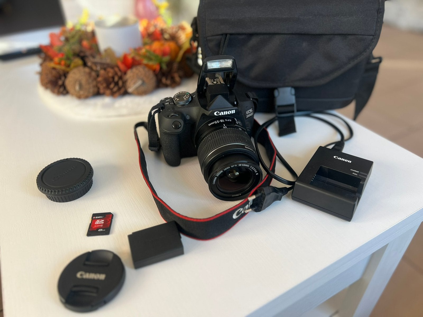 Canon EOS 2000D + objectif 18-55 mm + accessoires, Enlèvement, Comme neuf, Batterie, Canon