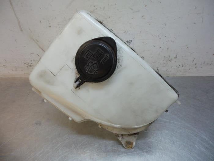 Réservoir lave-glace avant d'un Toyota Corolla (Corolla 96-, -, Toyota, Utilisé, -