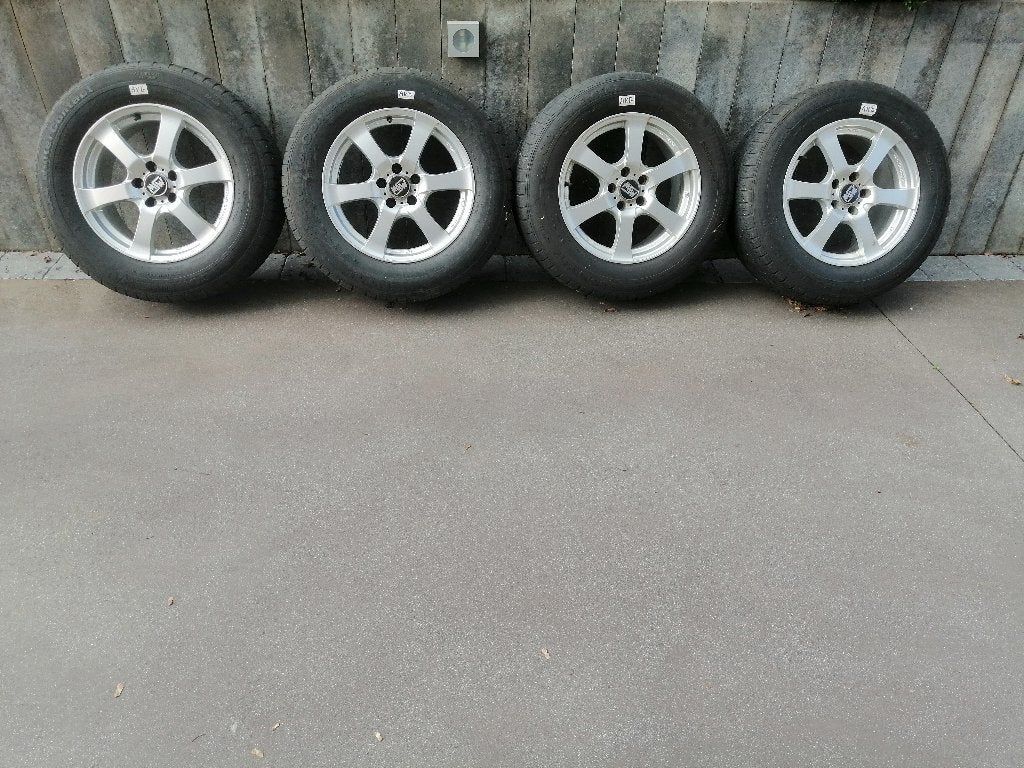 Pneus Hiver et Jantes 235/65/17, Autos : Pièces & Accessoires, Pneus hiver, Enlèvement, Véhicule tout-terrain, Pneu(s)