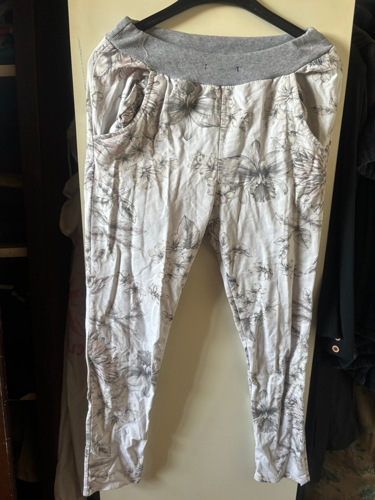 trainingsbroek met bloemen, Kleding | Dames, Homewear, Ophalen of Verzenden, Zo goed als nieuw, Maat 38/40 (M), Wit