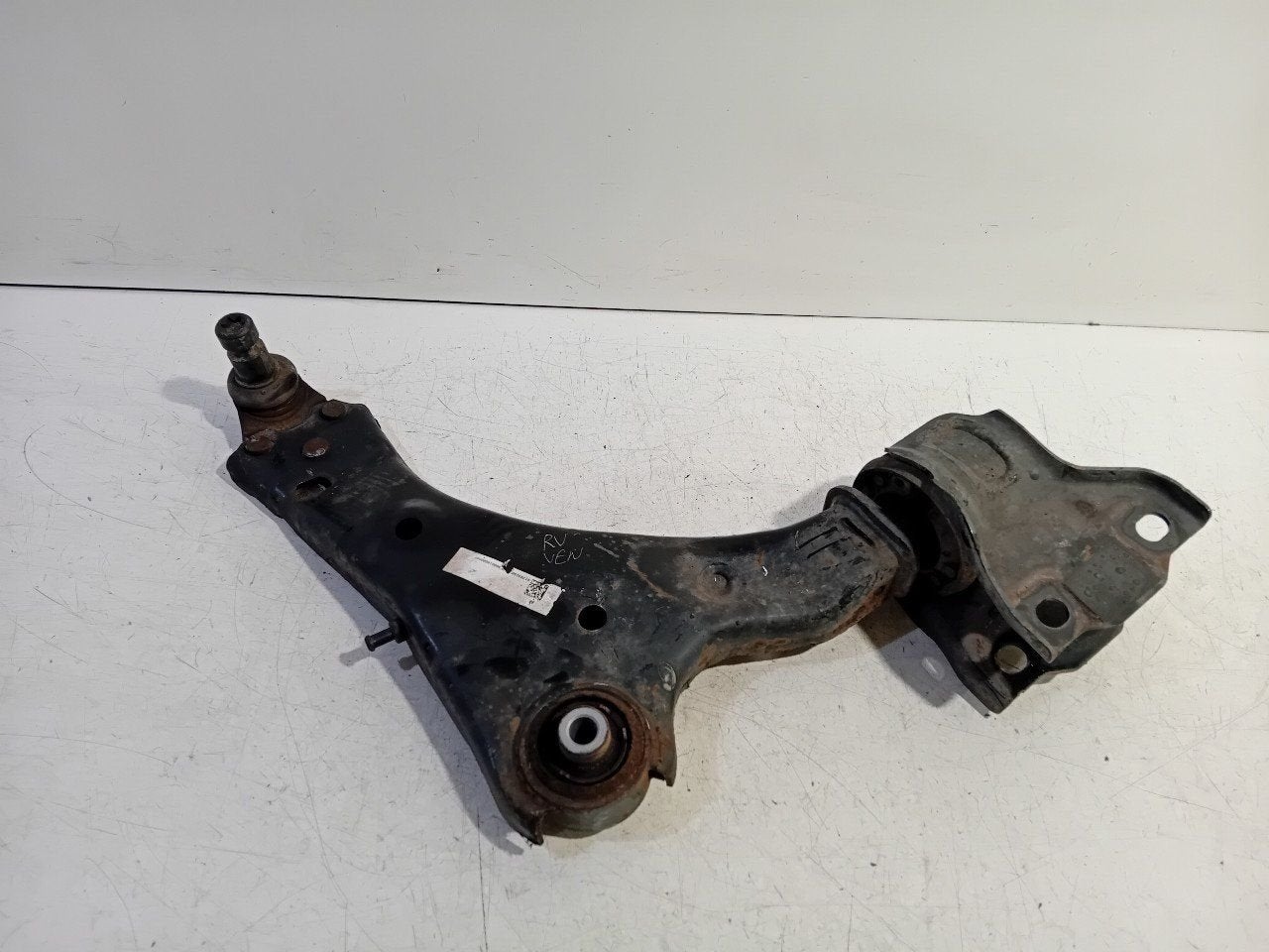 Draagarm rechts voor Land Rover Discovery, Onderdelen@venauto.nl, Van der Ven Autorecycling B.V., Ettenseweg 76, 4706 PB Roosendaal, The Netherlands