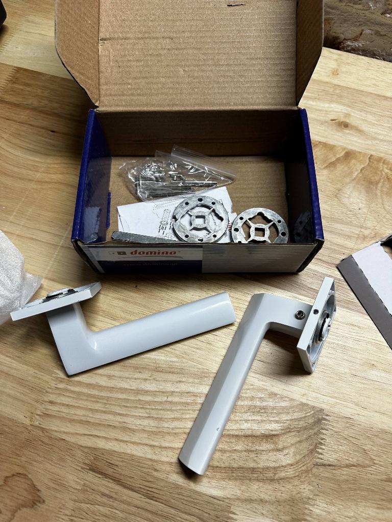 Poignée de porte blanche à rosace carée, Enlèvement ou Envoi, Comme neuf, Autres matériaux, Loquet ou Poignée