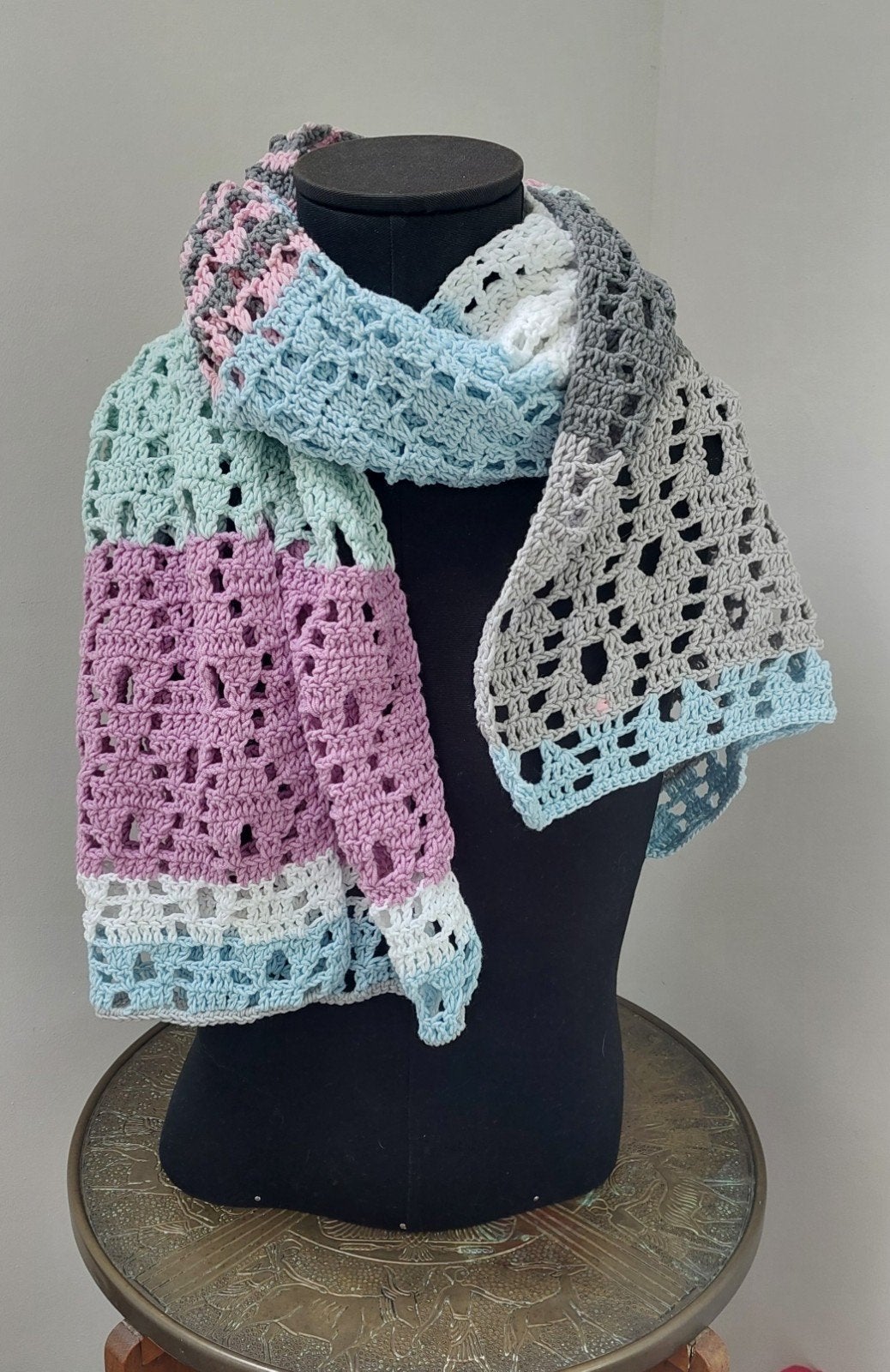 Très grande écharpe châle au crochet aux couleurs pastel, Vêtements | Femmes, Bonnets, Écharpes & Gants, Enlèvement ou Envoi, Neuf