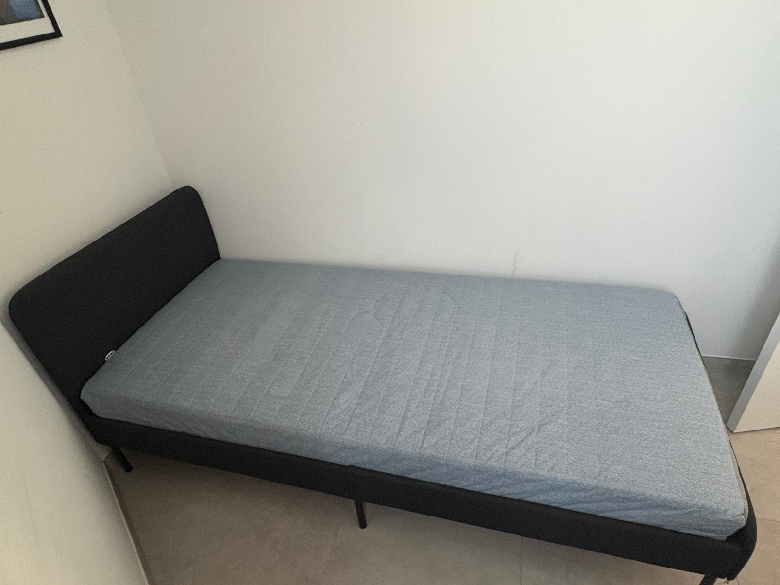 IKEA SLATTUM eenpersoonsbed 90x200 + VESTMARKA matras, Huis en Inrichting, Slaapkamer | Slaapbanken, Ophalen, Zo goed als nieuw