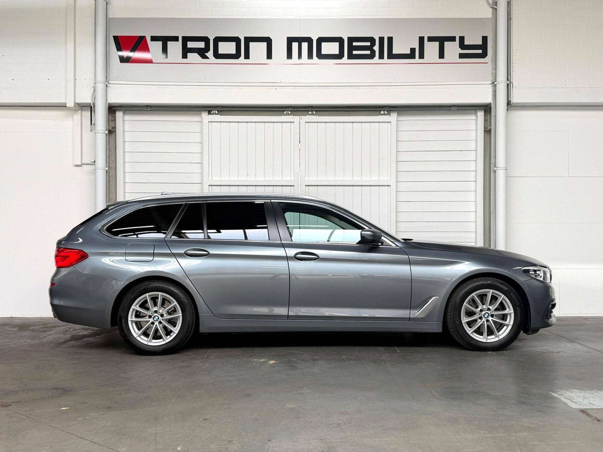 BMW 5 Serie 518 dA Touring NAVI*PDC*LED*CAMERA*CARPLAY*TREKH, Autos, BMW, Cuir, Argent ou Gris, Entreprise, Noir