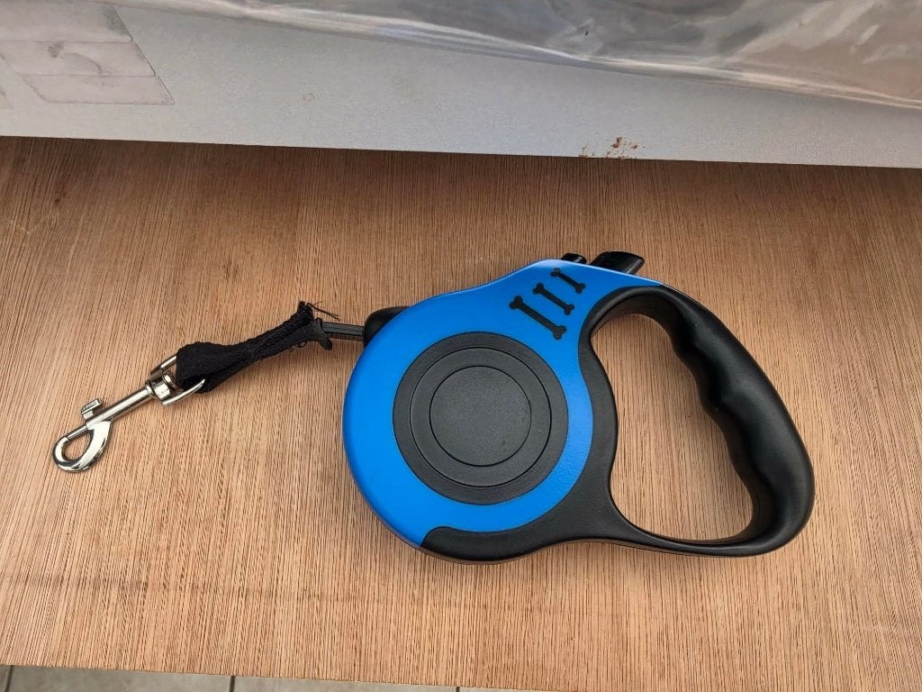 1 Laisse Bleu avec enrouleur de 4m80 Vendu ---  5 euros, Animaux & Accessoires, Enlèvement, Comme neuf