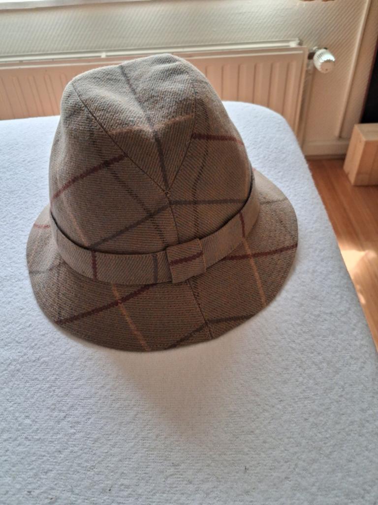 Burberry, Chapeau