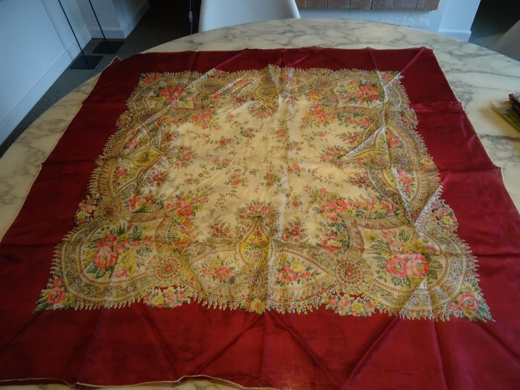 Foulard en soie à motif floral cachemire 1950 88/88cm, Enlèvement ou Envoi, Utilisé